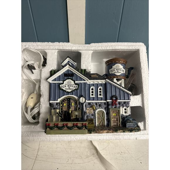 2005 Lemax Peterson Ice House & Cold Storage 55209 Retired‎ Harvest Crossing - Picture 3 of 7